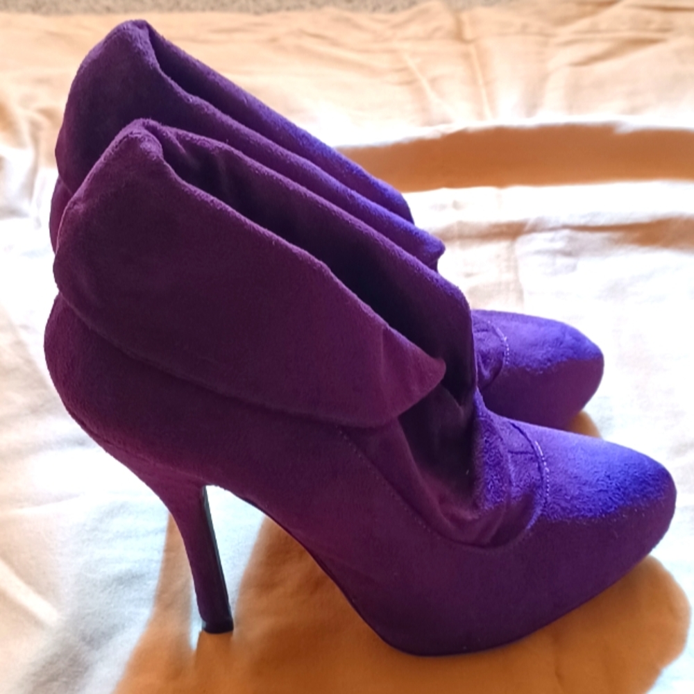 Size 7 purple suade heels with foldable ankle